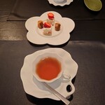 ベルエキップ - ◯小菓子
      シッカリと甘味あるさつまいもとミニケーキ
      
      ◯紅茶
      ふんわりと茶葉の香り高い美味しい味わい