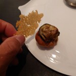 ベルエキップ - ◯瑞浪ボーノポークのシュー
      ボーノポークで作ったミートソース、茄子、チーズのローストしたチュール
      チーズのチュールの旨味ある香ばしさ
      サクッとシューを噛む
      ミートソースの甘み旨味が組合わさり良い味わい