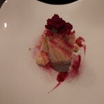 ベルエキップ - 口の中でふんわりと儚く崩れていく
      口溶けの良いメレンゲのコクのある甘さ
      
      ブルーベリーの酸味爽やか感と組合わさり
      美味しいよねえ♪