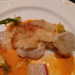 ベルエキップ - 瑞々しさあるプリッとした食感で美味しい
      チーズの味わいほんのりなパイに包まれたチョウザメ
      
      パプリカのクリームソースの味わいもいいねえ
      
      添えられてるシャキシャキ食感の蕪
      とも合ってるなあ