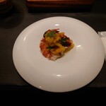 ベルエキップ - ◯スズキとオマール海老のポワレ
      敢えて生き締めされてないブリッとした食感の野締めしたスズキ
      新玉ねぎとムール貝などの魚介の味の染みた
      ブイヤベースのソースとオマール海老のポワレ
      
      アミエビのパン