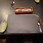 ベルエキップ - テーブルセットアップ状況
            
            既にインスタDMからの予約で
            
            ●プレミアムコース　12,500円　を注文しており
            
            ●ノンアルコールスパークリングワイン　1,890円
            
            を注文してみた