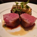 ベルエキップ - 子羊をナイフで切って噛みしめると
      火入れが絶妙なピンク色の食感柔らかくて
      肉汁じゅんわりと旨味がほとばしる♪
      
      肉の火入れに変態的❔（笑）なこだわりを持たれている
      だけはあるよねえ❕