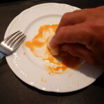 ベルエキップ - カレーのパンとの相性も抜群だった
      
      このお店の料理は丸い小さな
      様々な味わいのパンとペアリングされており
      絶妙なパンとソースの組み合わせも楽しめるんだよねえ