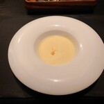 ベルエキップ - ◯玉蜀黍のスープ
      とうもろこしにほんのひとつまみの塩しか使ってない
      味付けと昔に話されていたけれど
      シッカリとしたとうもろこしの旨味にどっぷりと浸れる
      
      玉蜀黍の甘みの余韻が良い感じだと思える