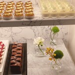 ザ・テラス - 上段：パッションフルーツとチョコレートのタルト、柚子風味のヨーグルトクリーム