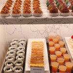 ザ・テラス - 上段：キャラメルアップルのクランブルタルト、カシスとチョコレートのムース