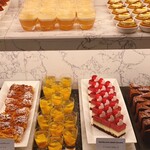 ザ・テラス - 上段：桃のゼリーとブランマンジェ