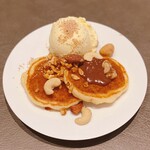 ザ・テラス - パンケーキ＠ヘーゼルナッツクリームとバニラアイスにいろんなナッツ