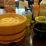 丸亀製麺 - 釜揚げうどん (税込)340円 ※正面から (2024.04.27)