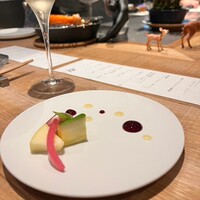 炉端イタリアン ICORIBI 堂島 - カウンターの目の前で藁焼きの瞬間燻製。　サーモン　ズッキーニ　青りんご