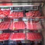 焼肉おがわ - 店頭で売ってるお肉も、美味しいそう。