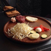 横浜瀬里奈 ステーキドーム - 焼かれるのを待つ肉と野菜、パン