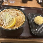 Teuchi Udon Iwashiya - 大きめレモンも特徴。半熟卵の天ぷらはトロトロ