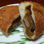 デリカキッチン - ごろっと牛肉の手作りカレーパン