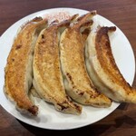 銀座 天龍 - 料理写真:焼きギョーザ（8ケ）　※天龍はかなり久々です。たぶん20年以上ぶり。笑。前回は移転前の銀座のお店だったと思います。良い意味で昔と味変わらないですね。安定の旨さです。