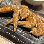 とりとり亭 - 名古屋と言ったら手羽先唐揚げ。甘辛い醤油だれに胡椒。カリカリに揚げてあり、身もふっくら。美味しい！