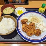 お食事処 すみれ - 唐揚げ定食（800円）
