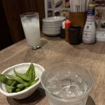 とりとり亭 - テーブルに小皿あり。串入れあり。いたってシンプル。枝豆は、突き出し。