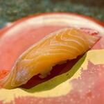 Kaitenzushi Takakura - とろサーモンは、脂の乗ったとろサーモンは、口の中でとろける食感。サーモン特有の甘みと旨味が感じられる。