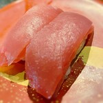 回転寿したかくら - マグロは、しっかりとした食感と深い味わい。赤身ながらも豊かな風味。