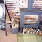 ラ モトリス - ひざ掛けも有るけど薪ストーブで温かい