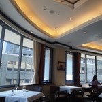 ガスビル食堂 - お店の壁はRになっている