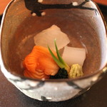 招福樓 - お造り　（赤貝、鯛、烏賊）　割り醤油か醤油を山葵で
