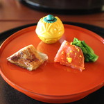 招福樓 - サーモン と 菜の花、さより と 庄内麩の付け焼き、なまこ の 海鼠腸がけ