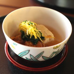 招福樓 - 炊き合せ　（蛤の治部煮、湯葉、菊菜(春菊)、柚子）