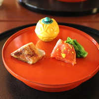 招福樓 本店 - サーモン と 菜の花、さより と 庄内麩の付け焼き、なまこ の 海鼠腸がけ
