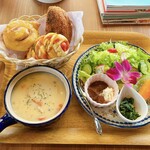 Cafe KADUCK - 料理写真:月曜日限定のパンランチ 税込1300円