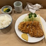 とんかつ とんき - 定食はキャベツ、とんかつ、ライスはおかわり自由！