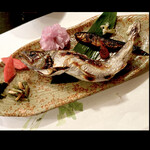 郷土料理ともん - 天然山女塩焼きを、お皿にのせます　byまみこまみこ