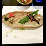 郷土料理ともん - 天然山女塩焼きのお皿　　八重桜（飾り）　おいかわ黒糖煮　ニセアカシア（ハリエンジュ）　川海老　ノビル　　山椒煮　蕪赤酢　byまみこまみこ