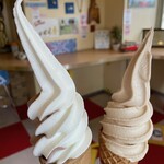 アグリーダック - ミックス（バニラ チョコ） をクリスピーメープルコーンで
紅茶（アールグレイ）をワッフルコーンで
