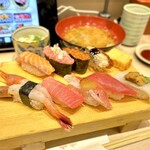 Kaitenzushi Aburi Hyakkan - 特上にぎり【味噌汁&茶碗蒸し付き】　¥1749