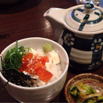 Kyou To Gin Yuba - 極上豆腐のだし茶漬け。だしと、薬味となる辛い漬物。