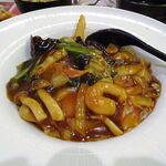 四川厨房 随苑 - 海鮮焼きそばセット800円
      （ランチは、鶏唐揚げ３個、炒飯ほか食べ放題）