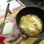 四川厨房 随苑 - 海鮮焼きそばセット800円
      （ランチは、鶏唐揚げ３個、炒飯ほか食べ放題）