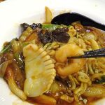 四川厨房 随苑 - 海鮮焼きそばセット800円
      （ランチは、鶏唐揚げ３個、炒飯ほか食べ放題）