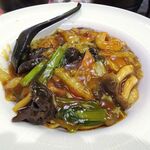 四川厨房 随苑 - 海鮮焼きそばセット800円
      （ランチは、鶏唐揚げ３個、炒飯ほか食べ放題）