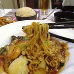 四川厨房 随苑 - 海鮮焼きそばセット800円
      （ランチは、鶏唐揚げ３個、炒飯ほか食べ放題）