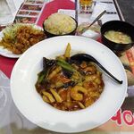 四川厨房 随苑 - 海鮮焼きそばセット800円
      （ランチは、鶏唐揚げ３個、炒飯ほか食べ放題）