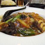 四川厨房 随苑 - 海鮮焼きそばセット800円
      （ランチは、鶏唐揚げ３個、炒飯ほか食べ放題）