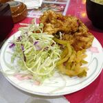 四川厨房 随苑 - 海鮮焼きそばセット800円
      （ランチは、鶏唐揚げ３個、炒飯ほか食べ放題）