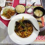 四川厨房 随苑 - 海鮮焼きそばセット800円
      （ランチは、鶏唐揚げ３個、炒飯ほか食べ放題）