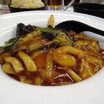 四川厨房 随苑 - 海鮮焼きそばセット800円
      （ランチは、鶏唐揚げ３個、炒飯ほか食べ放題）