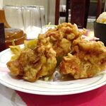 四川厨房 随苑 - 海鮮焼きそばセット800円
      （ランチは、鶏唐揚げ３個、炒飯ほか食べ放題）