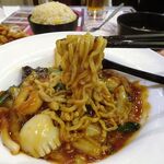 四川厨房 随苑 - 海鮮焼きそばセット800円
      （ランチは、鶏唐揚げ３個、炒飯ほか食べ放題）